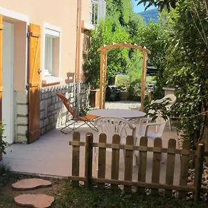 T2 Refait A Neuf Avec Petit Jardin Et Parking Appartement Millau